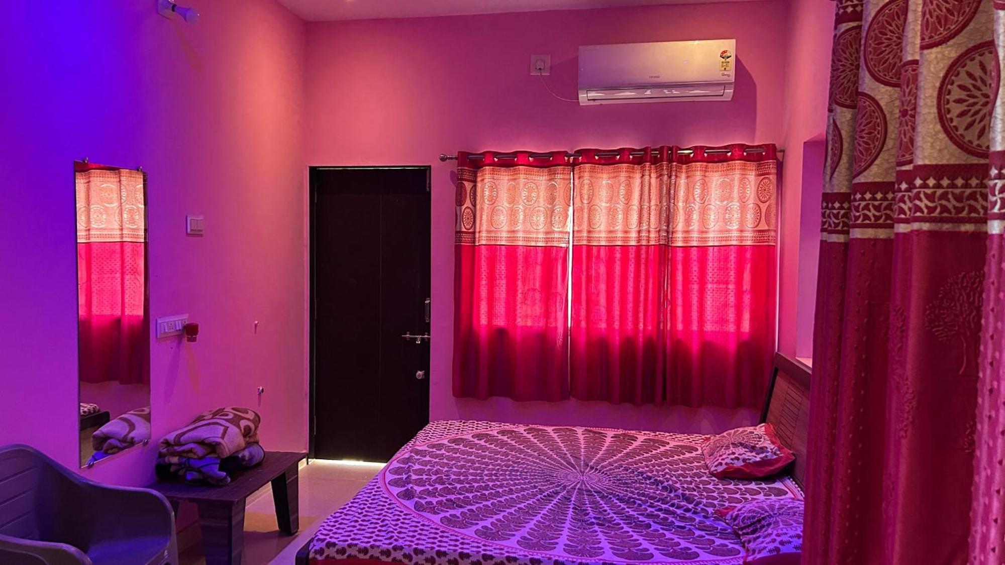 Dwarka Home Stay 2 Only Family Buitenkant foto